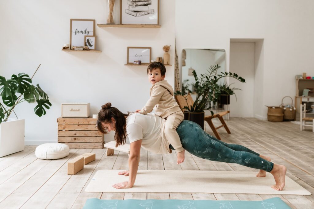 Shooting photo maman bébé : Yoga et maternité