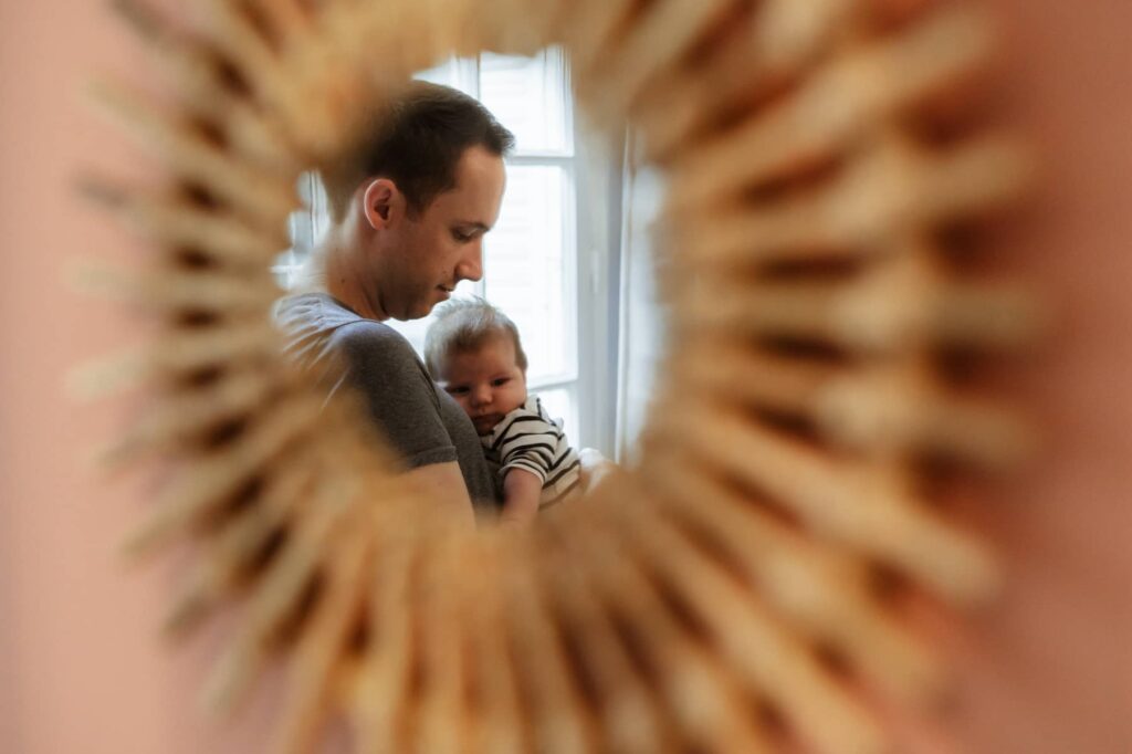 bébé dans les bras de papa