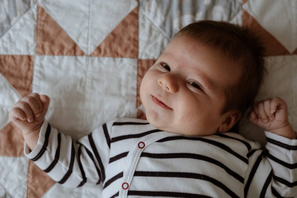 Maman et son fils dans les bras