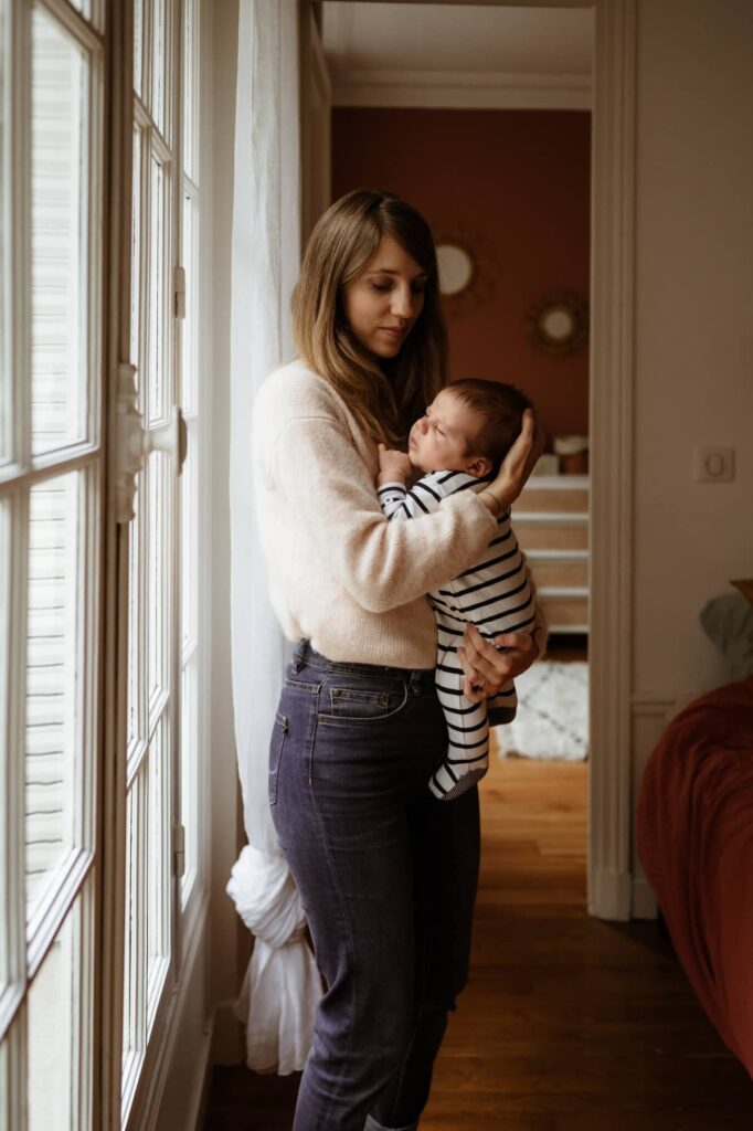 Maman et son fils dans les bras