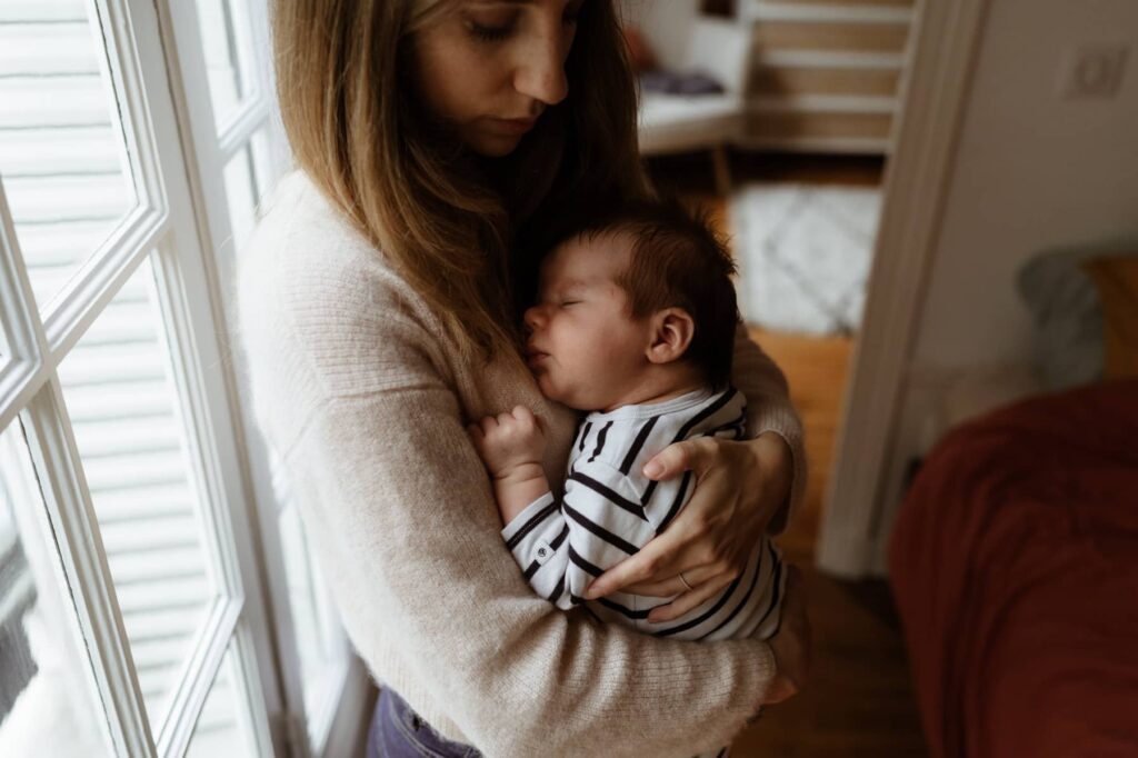 Maman et son fils dans les bras