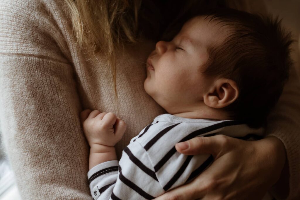 Maman et son fils dans les bras