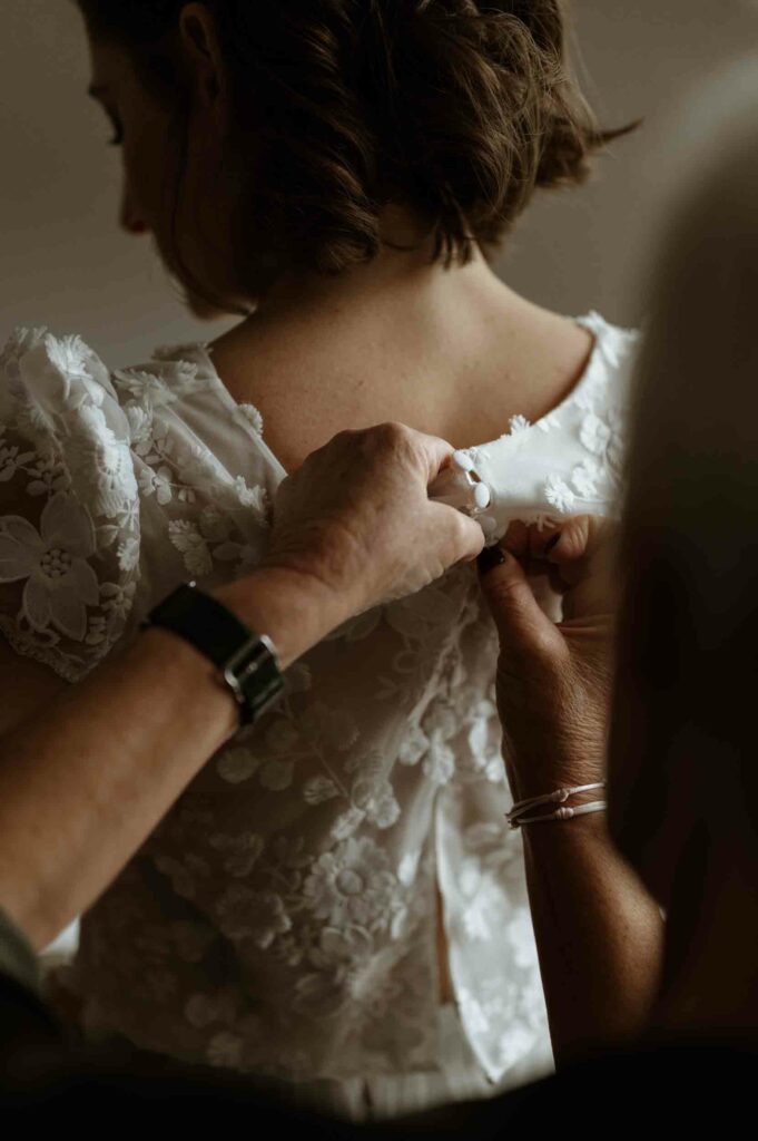 Enfilage de la robe de mariée