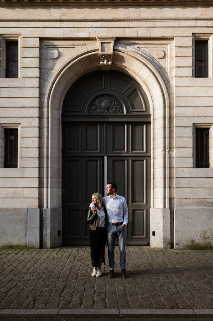 Photographe Mariage : futurs mariés en séance engagement au lever du soleil, moment complice.