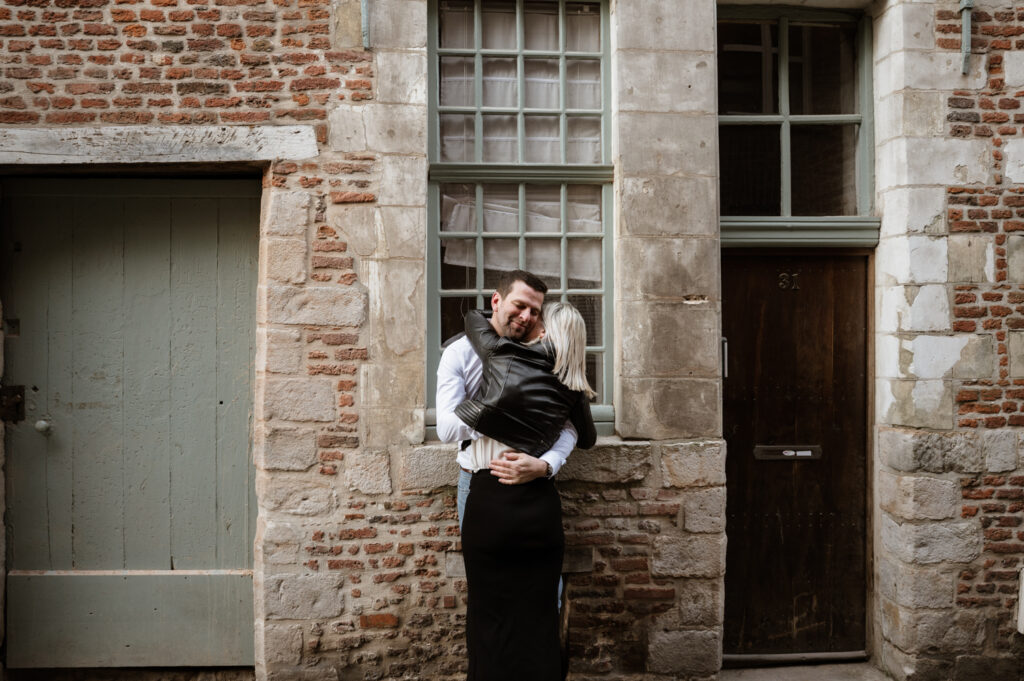Photographe Mariage : futurs mariés en séance engagement au lever du soleil, moment complice.