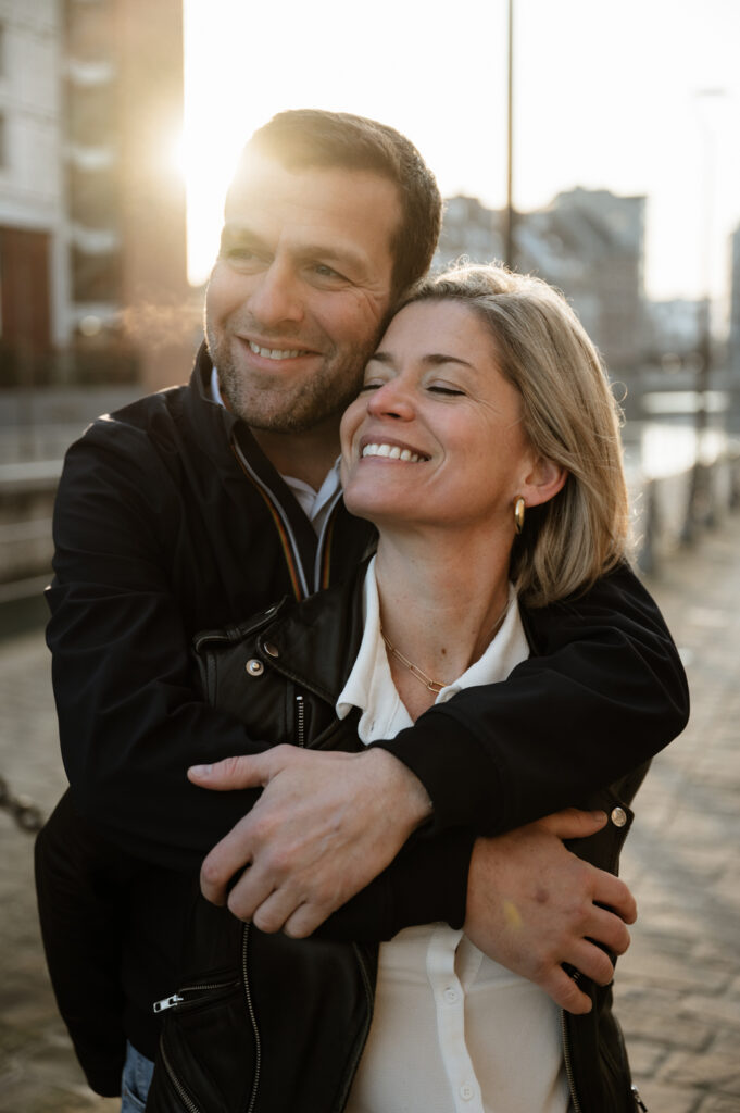 Photographe Mariage : futurs mariés en séance engagement au lever du soleil, moment complice.