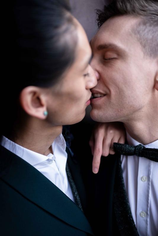 Couple s'embrassant mariage