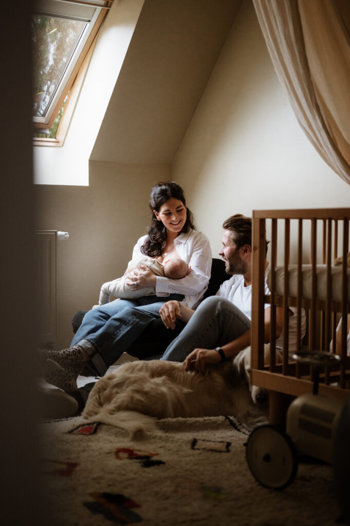 Séance bébé en couple en intérieur