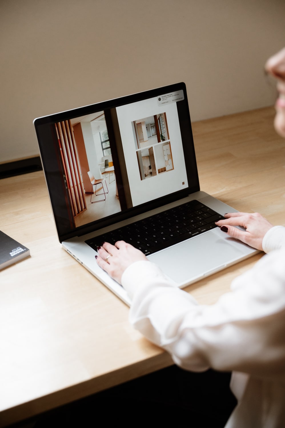 Professionnel travaillant sur ses supports digitaux avec les photos des offres