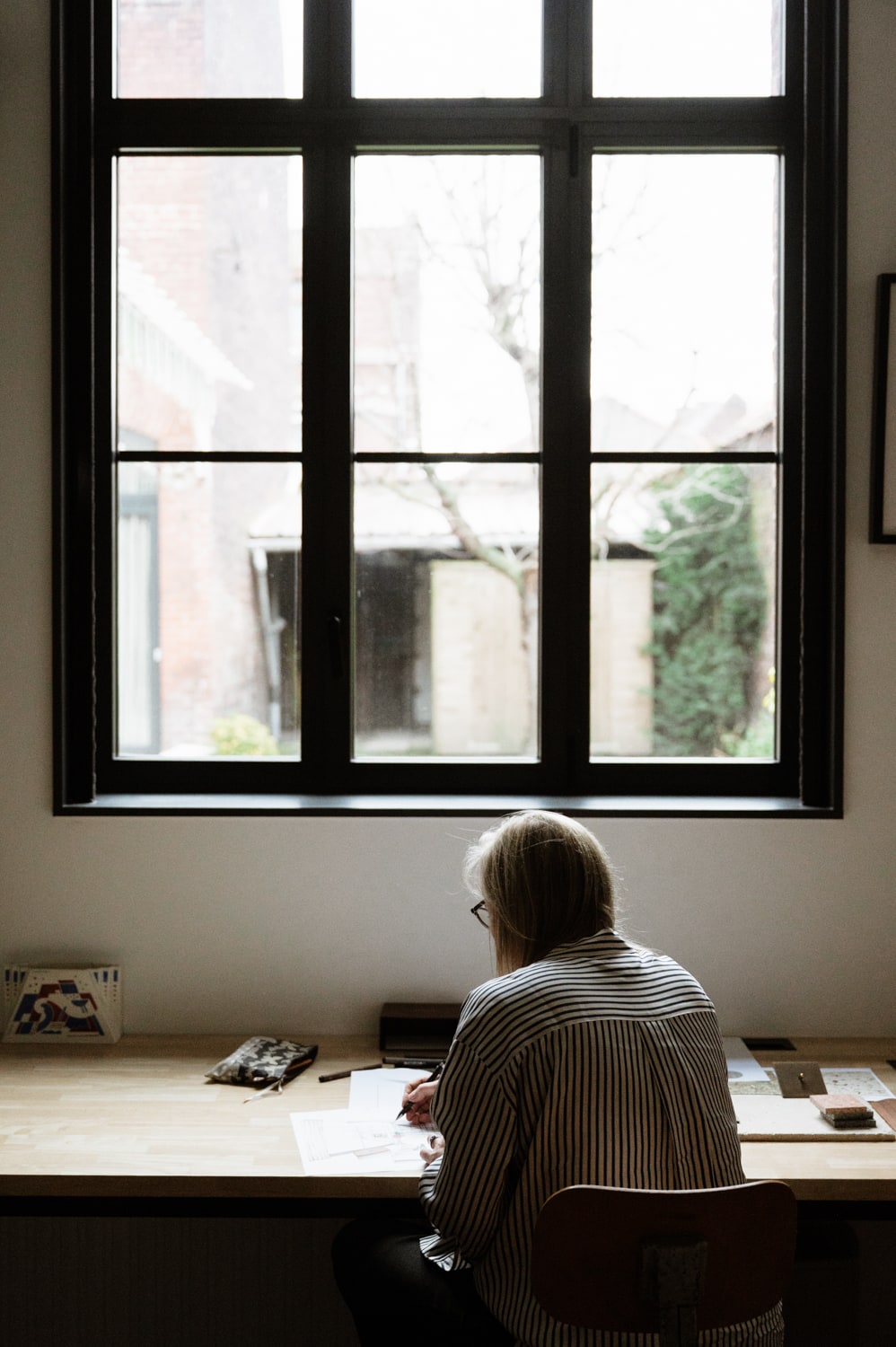 Architecte travaillant sur ses plans prise lors dun reportage immersif